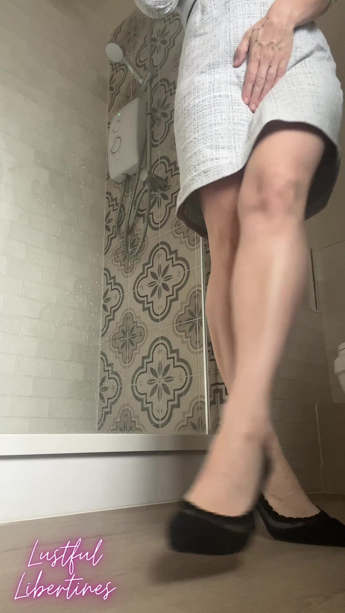 Lustful Libertines: Orinar En Los Talones, Desesperación Y Orinar En Mis Piernas...