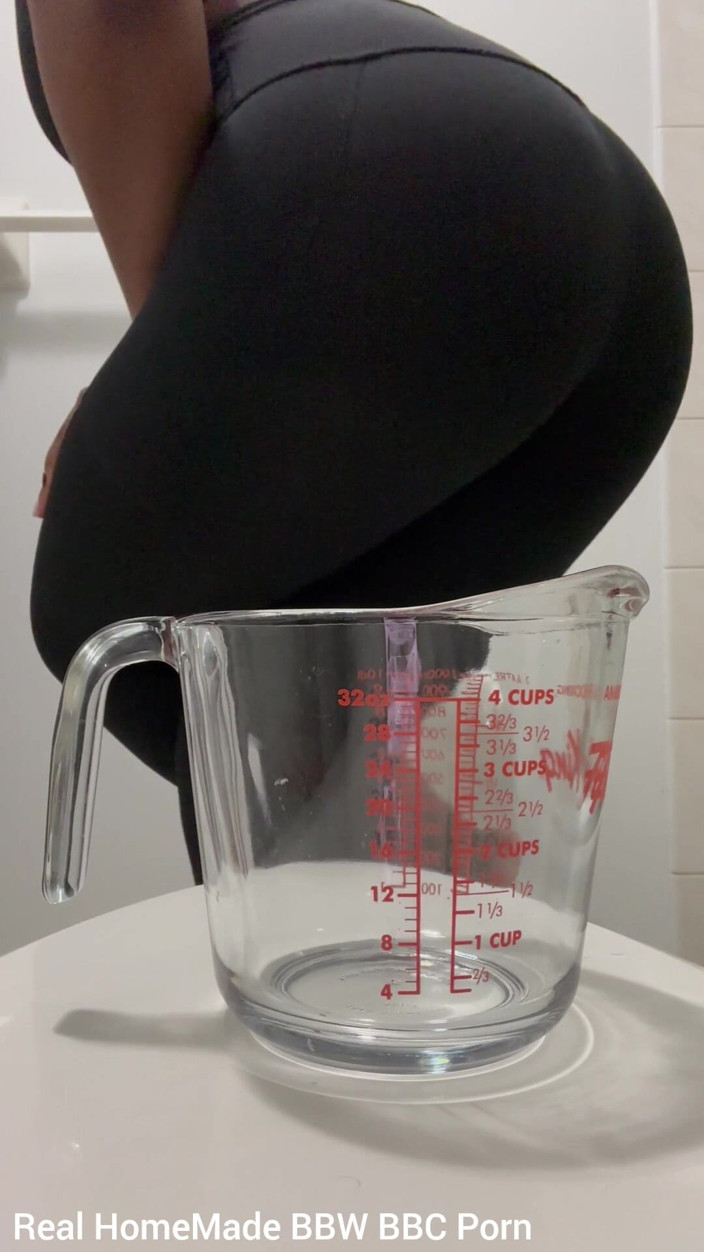 Super sexy ebony cuties: Fazendo o que me dizem segurando meu xixi o dia...