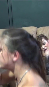 Ava Devine und Rilynn Rae wichsen in den mund, nachdem sie schwänze gelutscht haben