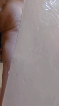 Mąż jedzie ogromny dildo pod prysznicem Pt 2