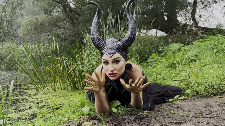 Monika Fox: Maleficent Monika Fox și-a futut curul tare cu un personal și vibratoare...