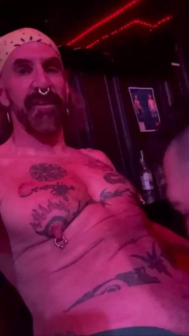 Trent Beaufort: Sirviendo a un padrastro cachondo en el club