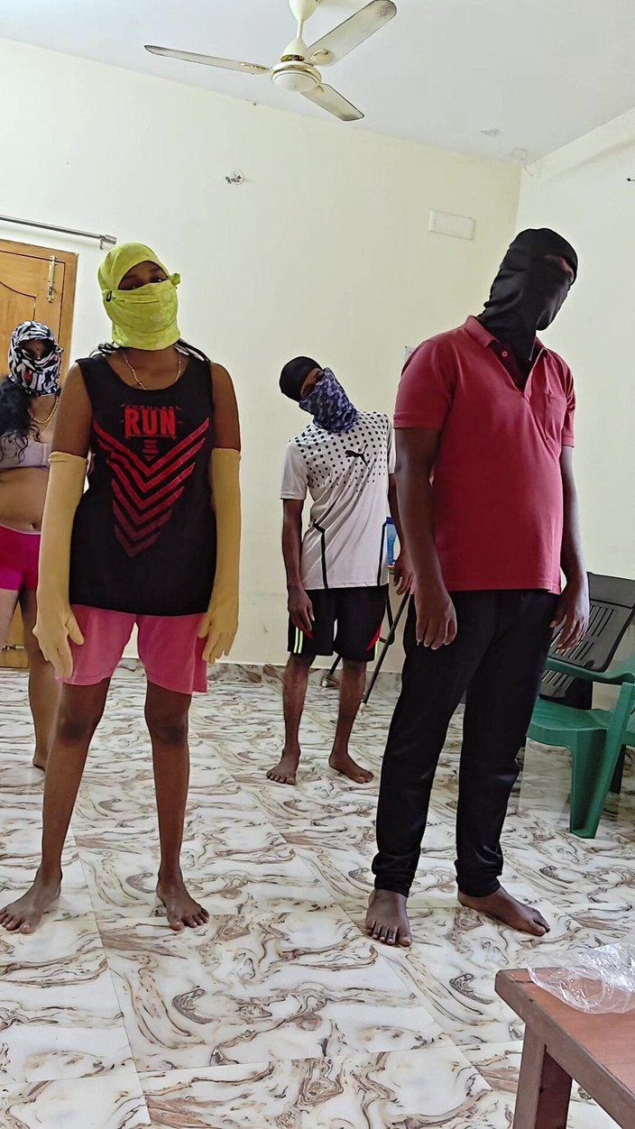 Thesana: Un entraîneur de boxe et une étudiante baisent leur belle-mère et...