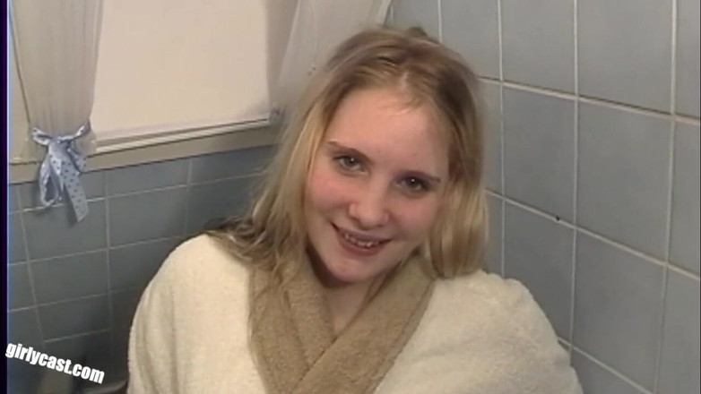 Girlycast: Claudia 18 ani - primul ei videoclip