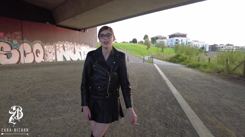 Zara Bizarr: Al aire libre atrapado meando