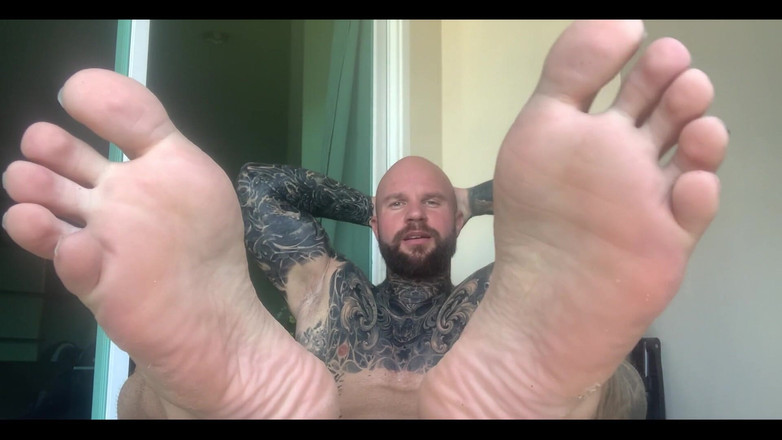 Jasons feet: Tata w końcu zrobił wszystkie swoje tatuaże w ciągu ostatnich 40...