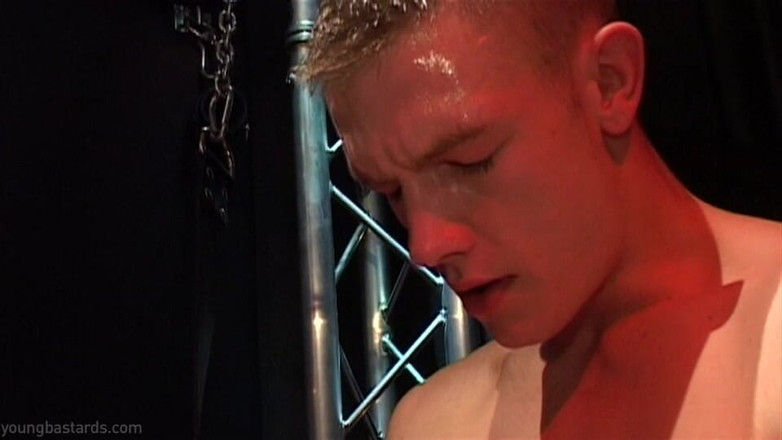 Young Bastards: Ceară sexy și curea