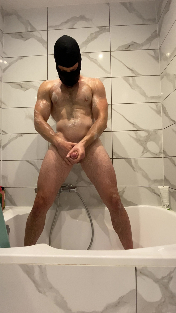 1TeddyBear1: クールな男が泡の中でオナニーをした