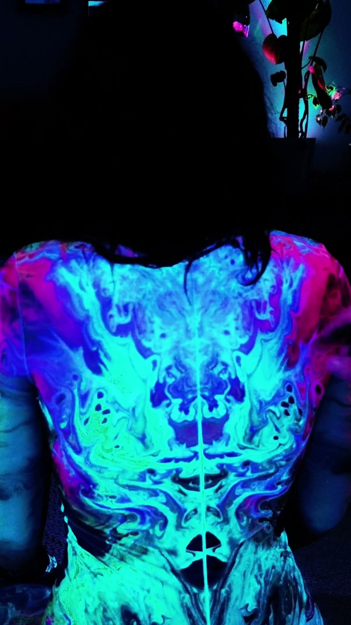 Goddess Transcendence: Neon Raver legt een koppeling van eieren in Uv en...