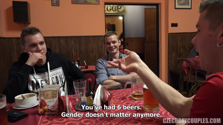 Czech Gay Couples: Tjeckiska homosexuella par 2 Pub Sluts - Lager pojkar får smäll med...