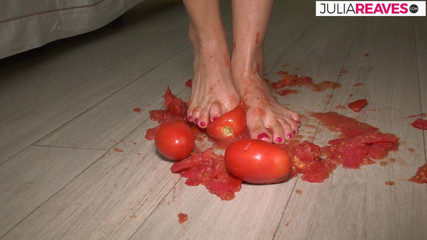 Kinky Bitches: Ela faz suco de tomate nu e fica com tesão...