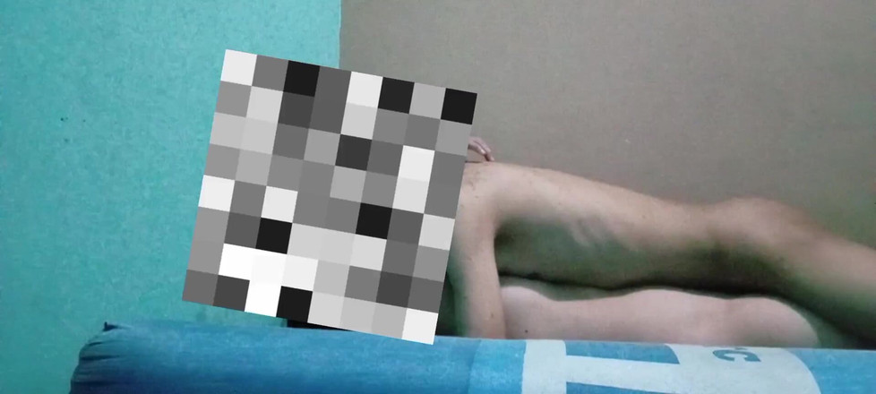 Famly sex: 그녀의 기숙사를 방문하는 동안 친구