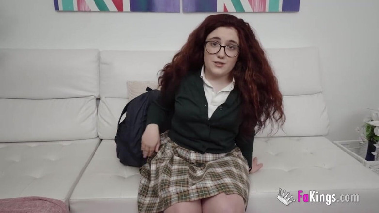 FAKings: わずか18歳。赤毛の十代の赤ん坊はFAKingsで彼女のポルノデビューを果たします!