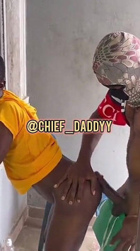 Cowok ini mengundangku saat nggak ada orang di rumah