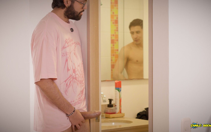 Camilo Brown: Soused Kinkcravings nemá vodu Špehuji ho při sprchování na mém místě,...