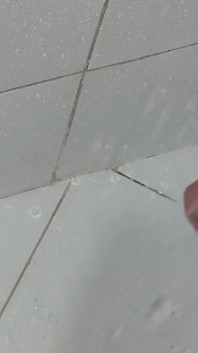 Nonno etero che pulisce lo sperma dal suo enorme cazzo con la fimosi.