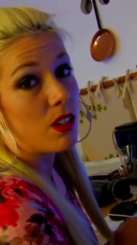 Blondes junges mädchen mit tätowiertem arsch genießt arschfick im freien