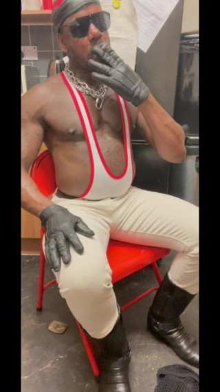 Brodyjayrichardson: นักเพาะกายผิวดำ สูบบุหรี่ โพสท่า แสดงกล้ามเนื้อ และแตก