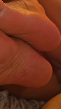 Tanned Stepmom Satisfies Foot Fetishist