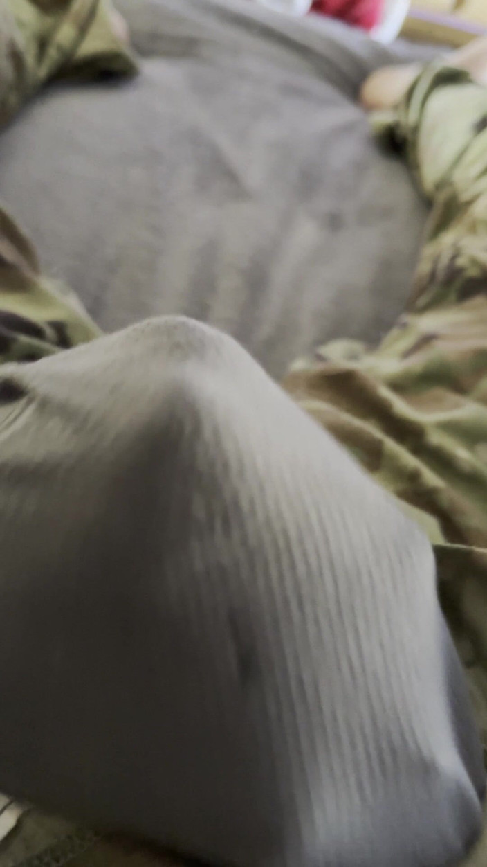 Gay Soldier Stuff: Soldado do exército se masturbando em ocps e pingando precum...