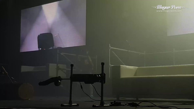 Mugur's World: MugurPorn se distrează la festivalul erotic