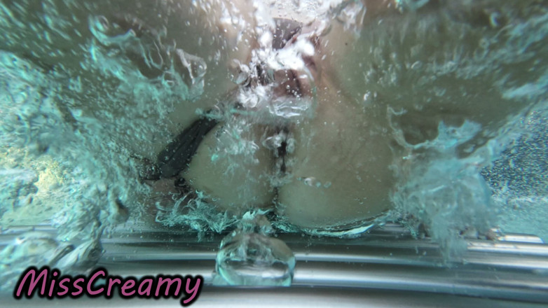 Miss Creamy: Profesora De Francés Muestra Coño Público, Chico De La Piscina...
