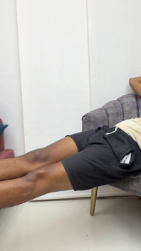 मैं अपनी सेक्सी लाल बालों वाली सौतेली बहन को स्वादिष्ट सरप्राइज देती हूं - वह यह सब खाती है और मुझे अपनी स्वादिष्ट गांड में डालने के लिए कहती है