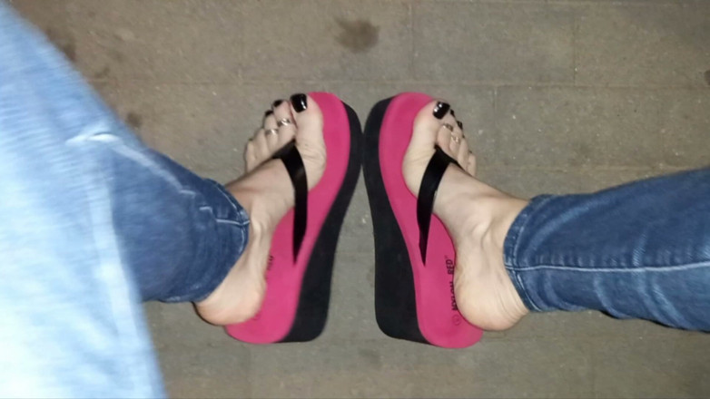 Heelex: Crossdresser i Mycket sexig Flip Flops går på gatan