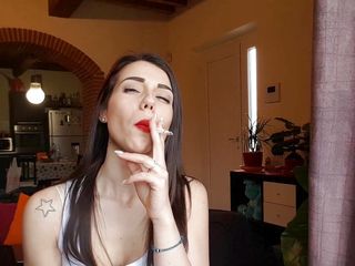 Smokin Fetish: आकर्षक इतालवी बेब Petra सिगार से प्यार करती है