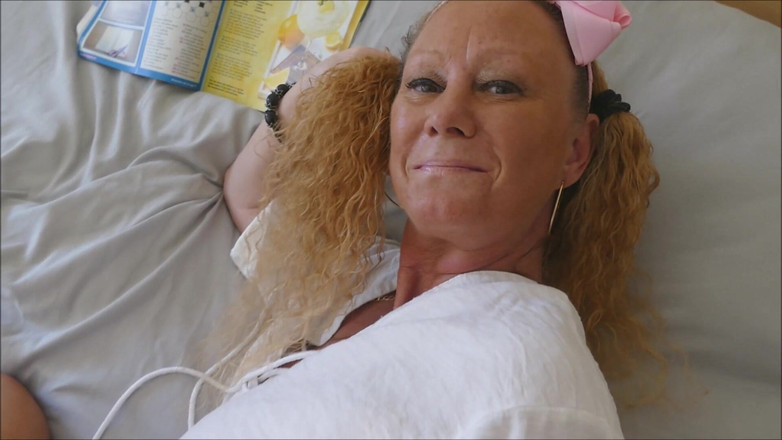 Natalie K: 아빠의 엉덩이 플러그로 후장을 채우고 바닥에 사정해