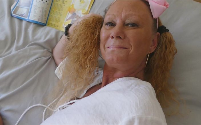 Natalie K: Pappas tjej Butt Plug Fylld röv och du cum över hennes...