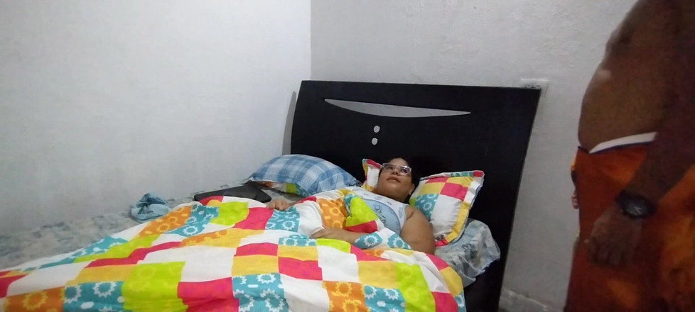 Adribella69: Я удивляю свою маленькую 18-летнюю падчерицу мастурбирует, и я в конечном итоге трахаю ее вкусную киску в настоящем домашнем видео