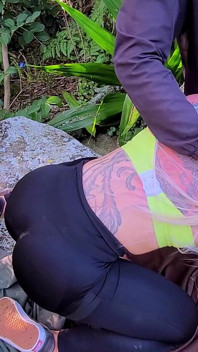 Vagabunda garganta profunda boquete ao ar livre para um estranho!