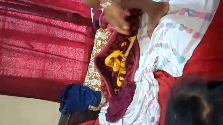 Hemant sarita: Üvey erkek kardeş penisini üvey kız kardeşinin ağzına sokuyor ve ağzına...