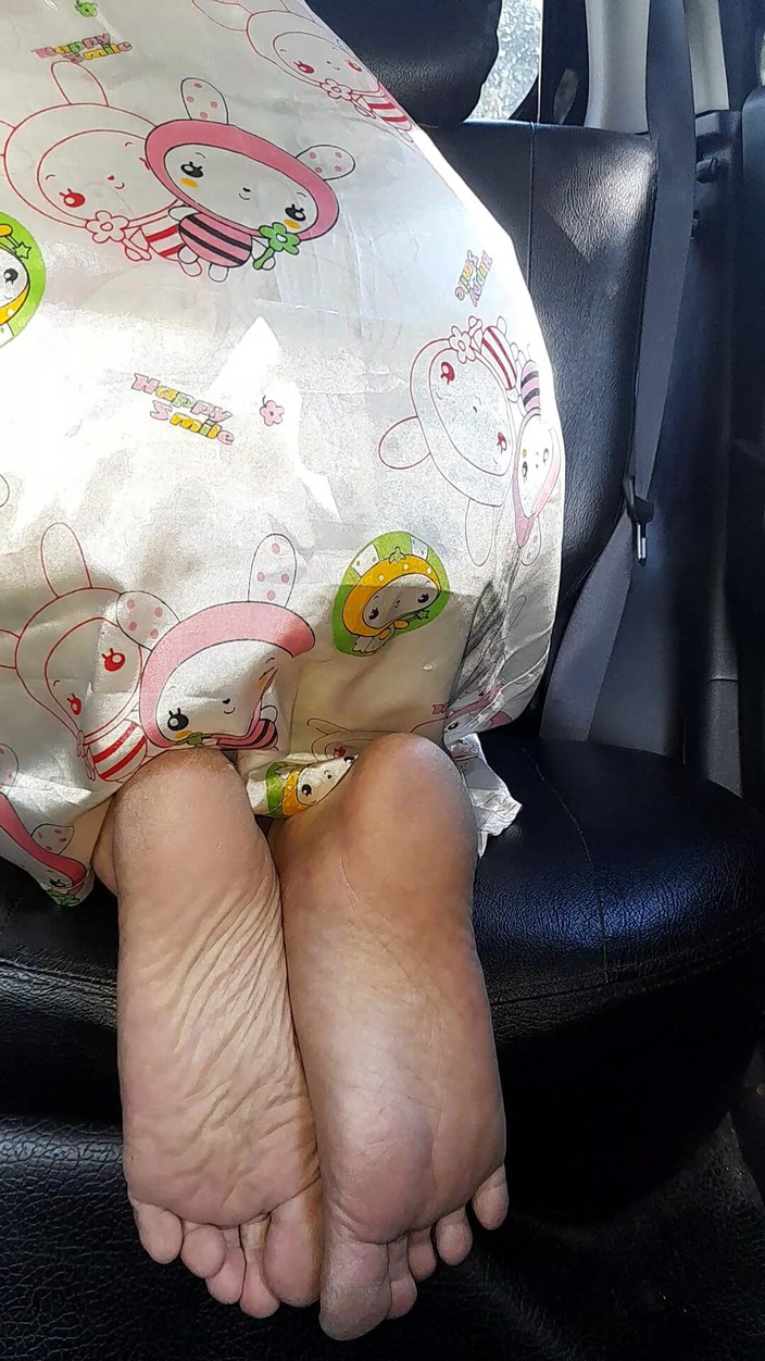 Naomisinka: Travestito e sborra dentro pigiama di raso con set di...
