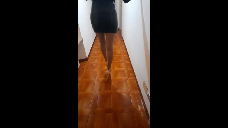 LauraOnHeels: MILF mit extremen high heels und strumpfhosen geht