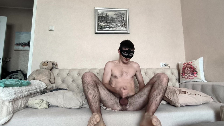 webcamboy98: Braccia flettenti, gioca con la lingua, sborra mentre mostra i...