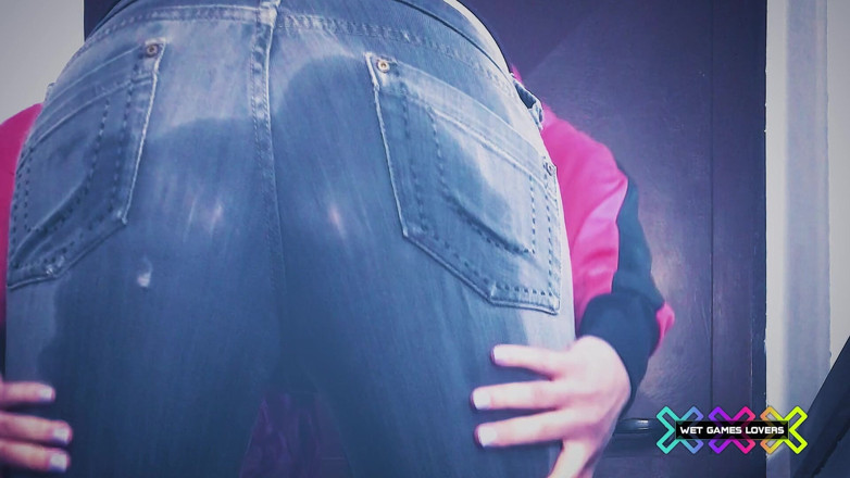Wet Games Lovers: The Locked Toilet Chronicles - Ep. 01: Membasahi seluar jeans anda