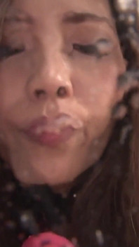 Saia, turista. Isto é apenas para viciados em saliva. Koyuki Amano cospe grossa, sujeira amarga que se agarra, fede e pinga para você