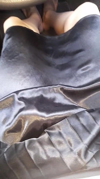 Asyalı travesti saten ipek pledated etek boşalma zevki