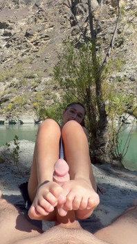 Ho preso Whoopsy a fare una passeggiata lungo il fiume e ho deciso di smettere di smettere per poter giocare con il suo cazzo mentre sdraiato al sole!