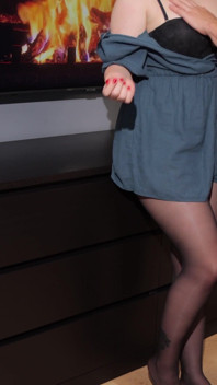 Step Mom Was Cleaning the House and Let Her Legs Fuck in Pantyhose