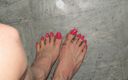 Barefoot Stables: बहिन थूक और उसके पैरों के साथ एक गंदी रसोई मंजिल स्क्रब्स