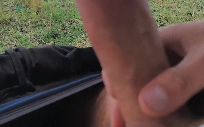 Charrterr: Dick Flash. Jag onanerar utomhus medan en kvinna tittar på...