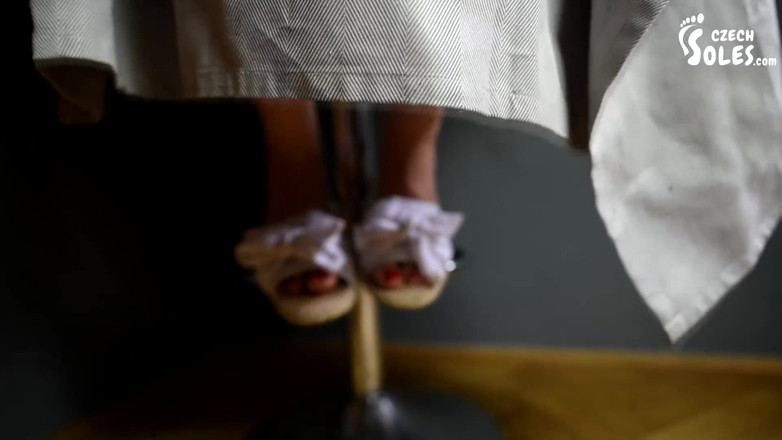 Czech Soles - foot fetish content: Anna mùa hè trần chân trong đôi sandals tạo dáng