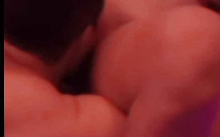 Casada Liberada griffin: 私は生徒を連れて妻のオマンコをしゃぶらせ、妻はコンドームなしで彼にそれを与えました