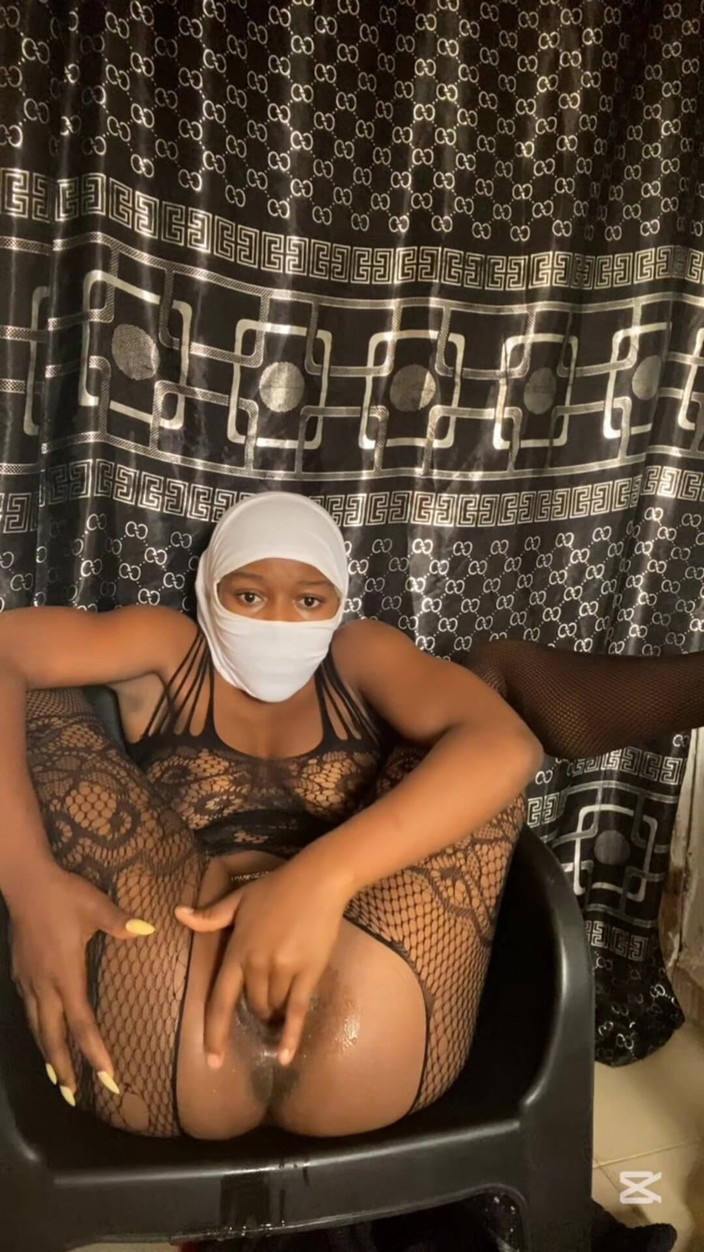 Slipperyblackgirl: Allemaal begroeten het romige poesje waardoor ik naar meer wilde