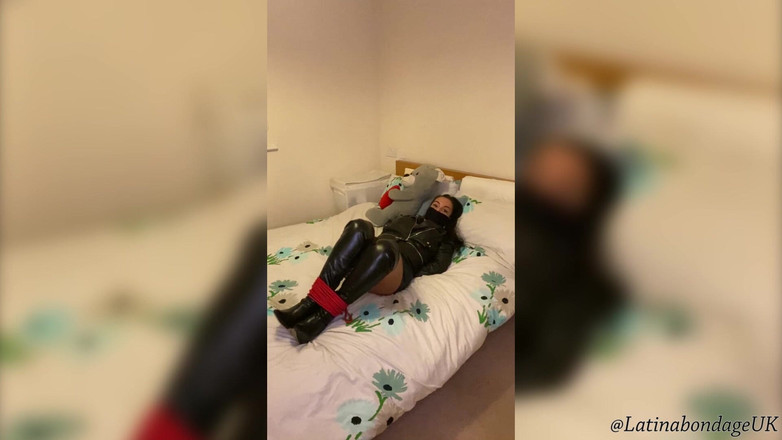 Latina Fetish: Latina in stivali di pelle e vestito di pelle intera...