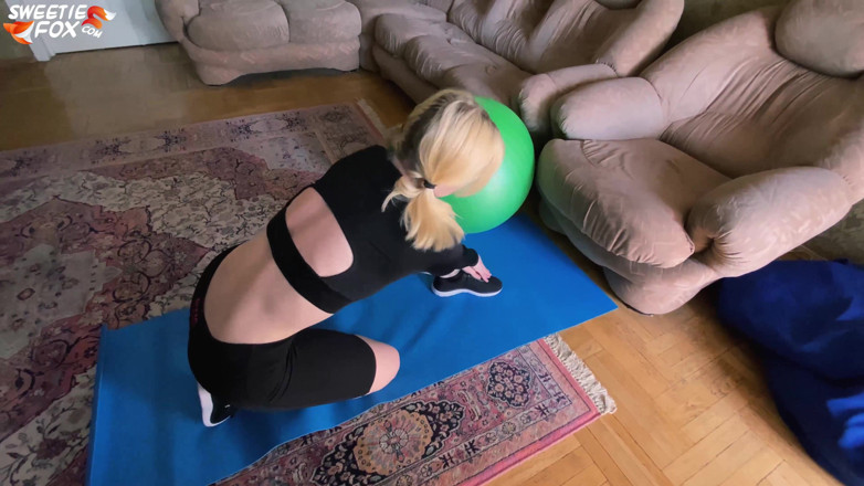 Sweetie Fox: Fată frumoasă senzuală joacă jucării sexuale cu pizdă după antrenament
