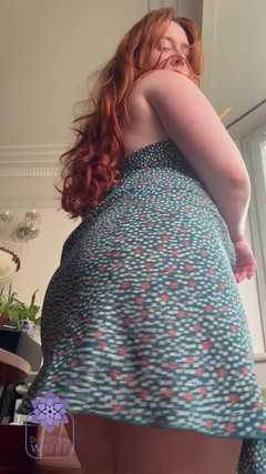 Dahlia Wolf: 穿着太阳装的大屁股拍打